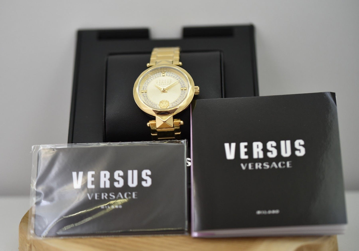 Versus Versace VSPCD8520 Frauenuhr Covent Garden Crystal - Watchshop24.eu