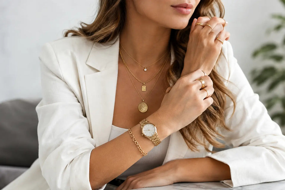 Layering Schmuck: Ketten, Ringe und Uhr kombinieren