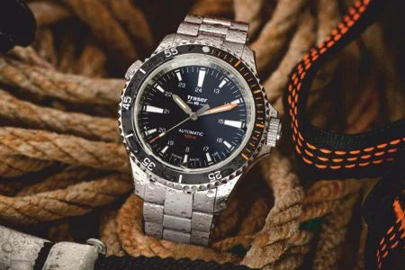 Traser 110321 P67 Diver Black Spezial-Set – Schweizer Automatik-Taucheruhr mit Trigalight